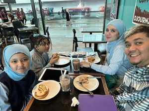 Momen Indra Bekti Makan Bakso dan Sushi Bareng Keluarga Momen Indra Bekti Makan Bakso dan Sushi Bareng Keluarga