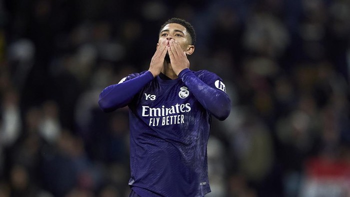MADRID, SPAIN - MARCH 31: Jude Bellingham of Real Madrid salutes after the game the LaLiga EA Sports match between Real Madrid CF and Athletic Bilbao at Estadio Santiago Bernabeu on March 31, 2024 in Madrid, Spain. (Photo by Diego Souto/Getty Images)