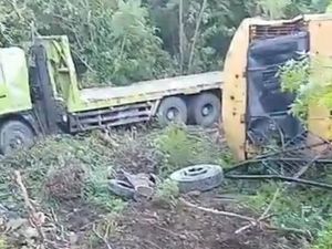 Truk Muat Ekskavator Tabrak Wanita hingga Tewas lalu Masuk Jurang di TTS Truk Muat Ekskavator Tabrak Wanita hingga Tewas lalu Masuk Jurang di TTS