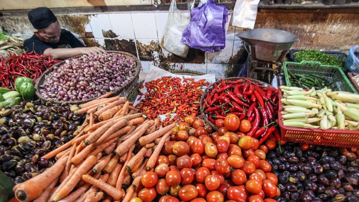 Kenaikan harga materi pokok jelang Lebaran Pedagang ayam melayani pembeli di Pasar Cibinong, Kabupaten Bogor, Jawa Barat, Senin (1/4/2024). Sejumlah harga komoditas materi pokok di Bogor mulai naik menjelang hari raya Idul Fitri, menyerupai cabe merah yang mulanya Rp30.000 perkilogram sekarang Rp38.000, bawang merah Rp28.000 perkilogram menjadi Rp42.000, daging ayam Rp35.000 perkilogram menjadi Rp40.000 serta daging sapi Rp150.000 menjadi Rp180.000. ANTARA FOTO/Yulius Satria Wijaya/rwa.