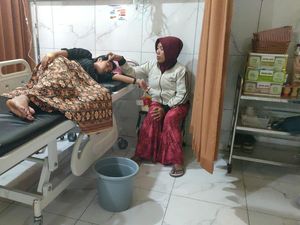 Puluhan Orang di Jember Dilarikan ke Puskesmas Usai Keracunan Takjil Gratis Puluhan Orang di Jember Dilarikan ke Puskesmas Usai Keracunan Takjil Gratis