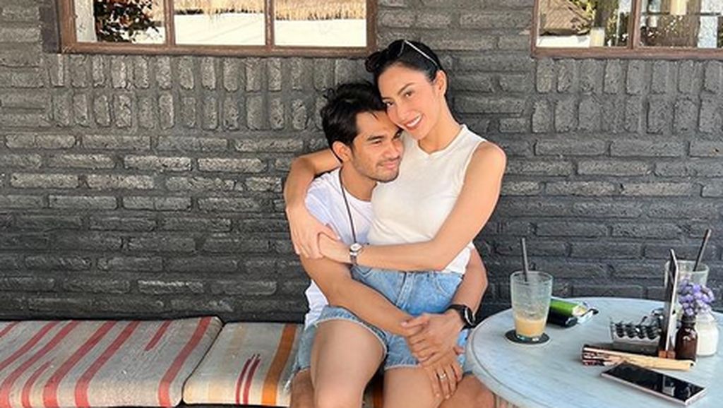 Keseruan Tyas Mirasih dan Suami Saat Makan dan Nongkrong di Kafe Keseruan Tyas Mirasih dan Suami Saat Makan dan Nongkrong di Kafe