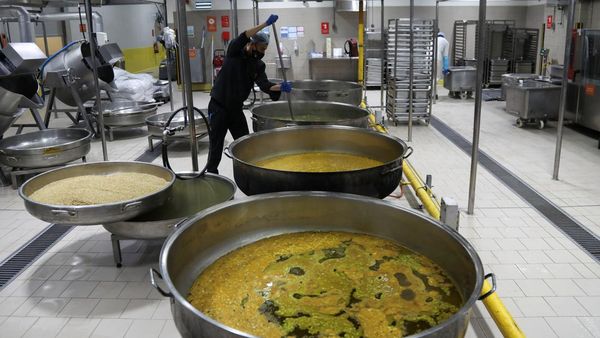 Kesibukan Dapur Umum di Yordania Siapkan Makanan Buka Puasa untuk Gaza