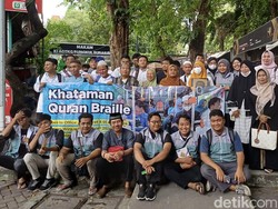 Semangat Tunanetra Surabaya Khatamkan Al-Quran Braille di Kereta Kelinci