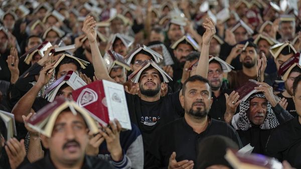 Khusyuknya Muslim Syiah di Irak Sambut Malam Lailatulqadar