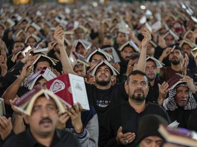 Khusyuknya Muslim Syiah di Irak Sambut Malam Lailatulqadar