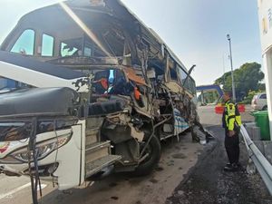 4 Korban Kecelakaan Bus Vs Truk di Tol Tembalang Semarang Masih Dirawat 4 Korban Kecelakaan Bus Vs Truk di Tol Tembalang Semarang Masih Dirawat