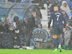 Mbappe juga sempat terlihat memutar kedua matanya lali mengucapkan sesuatu ketika berjalan menuju tepi lapangan. Foto: Corbis via Getty Images/Christian Liewig - Corbis