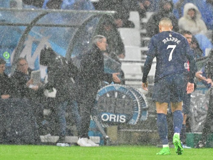 MARSEILLE, FRANCE - MARCH 31: Kylian Mbappe #7 of Paris Saint-Germain after his substitution by Head coach Luis Enrique during the Ligue 1 Uber Eats match between Olympique de Marseille and Paris Saint-Germain at Orange Velodrome on March 31, 2024 in Marseille, France.(Photo by Christian Liewig - Corbis/Corbis via Getty Images)