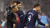 Yang pasti, Mbappe meninggalkan lapangan sambil manyun dan terus menundukkan kepala. Foto: REUTERS/Stephane Mahe