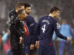 Yang pasti, Mbappe meninggalkan lapangan sambil manyun dan terus menundukkan kepala. Foto: REUTERS/Stephane Mahe