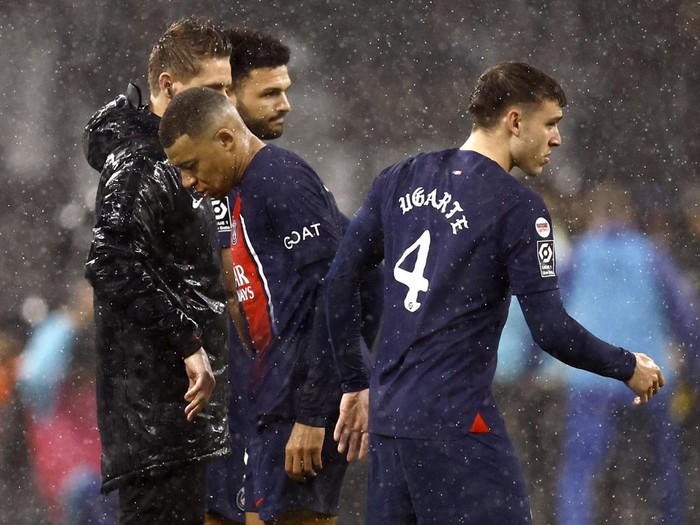 Soccer Football - Ligue 1 - Olympique de Marseille v Paris St Germain - Orange Velodrome, Marseille, France - March 31, 2024 Paris St Germain's Kylian Mbappe walks off the pitch after being replaced REUTERS/Stephane Mahe