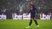 Mbappe melangkah gontai ketika ditarik keluar Pelatih PSG Luis Enrique dalam laga di markas Marseille. Foto: AP/Daniel Cole