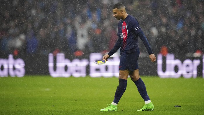 PSGs Kylian Mbappe leaves the pitch during the French League One soccer match between Marseille and Paris at the Velodrome stadium in Marseille, south of France, Sunday, March 31, 2024. (AP Photo/Daniel Cole)