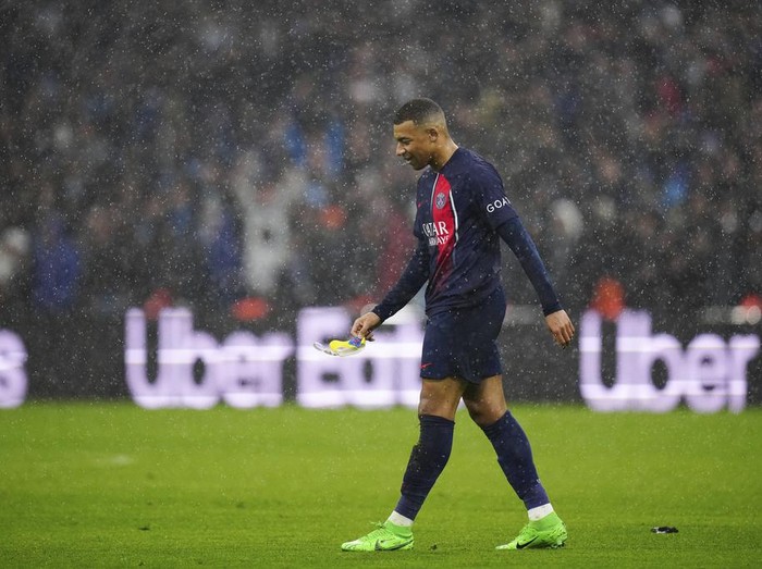 PSG's Kylian Mbappe leaves the pitch during the French League One soccer match between Marseille and Paris at the Velodrome stadium in Marseille, south of France, Sunday, March 31, 2024. (AP Photo/Daniel Cole)