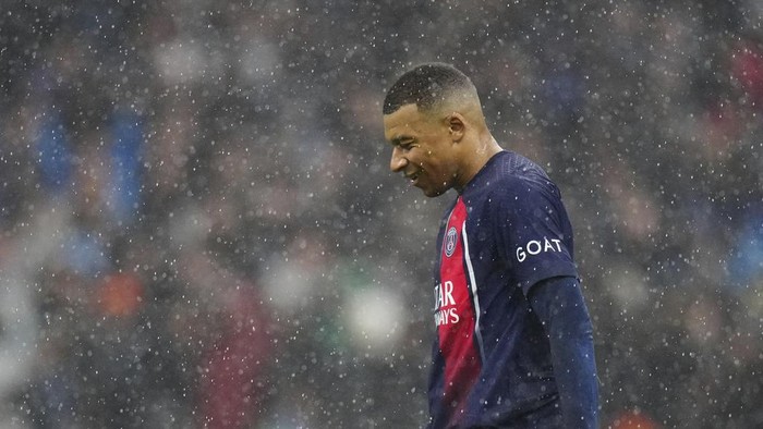 PSGs Kylian Mbappe leaves the pitch during the French League One soccer match between Marseille and Paris at the Velodrome stadium in Marseille, south of France, Sunday, March 31, 2024. (AP Photo/Daniel Cole)