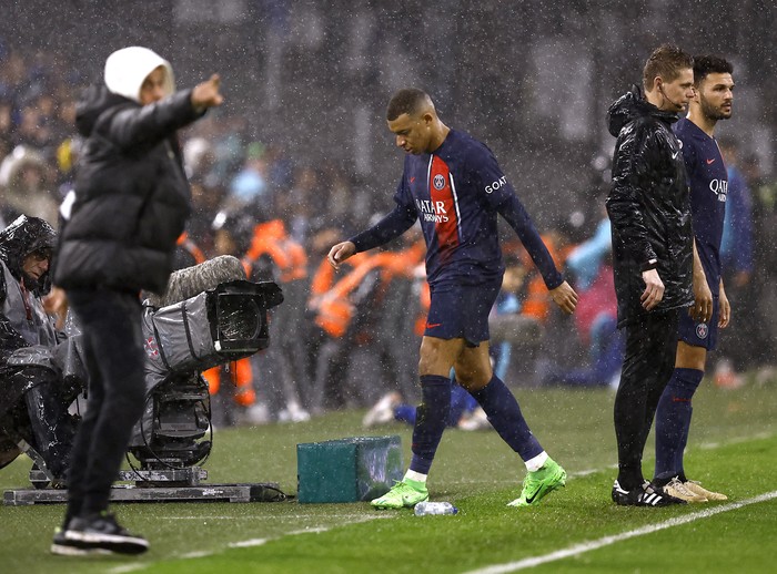 Soccer Football - Ligue 1 - Olympique de Marseille v Paris St Germain - Orange Velodrome, Marseille, France - March 31, 2024 Paris St Germains Kylian Mbappe walks off the pitch after being replaced REUTERS/Stephane Mahe