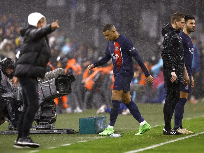 Soccer Football - Ligue 1 - Olympique de Marseille v Paris St Germain - Orange Velodrome, Marseille, France - March 31, 2024 Paris St Germain's Kylian Mbappe walks off the pitch after being replaced REUTERS/Stephane Mahe