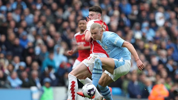 MANCHESTER, ENGLAND - MARCH 31: Erling Haaland of Manchester City and Declan Rice of Arsenal in action during the Premier League match between Manchester City and Arsenal FC at Etihad Stadium on March 31, 2024 in Manchester, England.(Photo by Danehouse Photography Ltd/Getty Images)