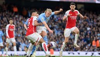 Di mana ada Haaland, di situ lazim ada pula Saliba atau Gabriel. Foto: Getty Images/Justin Setterfield
