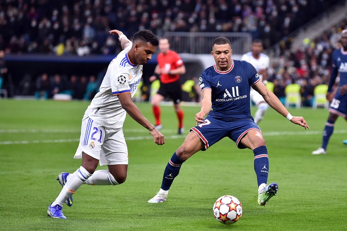 MADRID, SPAIN - MARCH 09: Kylian Mbappe of Paris Saint-Germain and Rodrygo of Real Madrid fight for possession during the UEFA Champions League Round Of Sixteen Leg Two match between Real Madrid and Paris Saint-Germain at Estadio Santiago Bernabeu on March 09, 2022 in Madrid, Spain. (Photo by Aurelien Meunier - PSG/PSG via Getty Images)