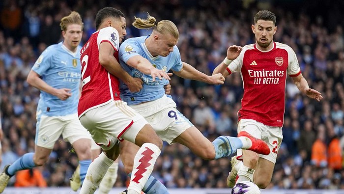 Manchester City, Arsenal Manchester City's Erling Haaland, center right, duels for the ball with Arsenal's William Saliba during the English Premier League soccer match between Manchester City and Arsenal at the Etihad stadium in Manchester, England, Sunday, March 31, 2024. (AP Photo/Dave Thompson)