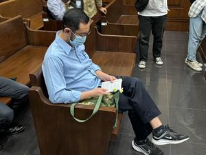 Andhi Pramono Baca Buku Doa Jelang Sidang Vonis Kasus Gratifikasi Andhi Pramono Baca Buku Doa Jelang Sidang Vonis Kasus Gratifikasi
