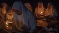 Khusyuk Mengaji di Malam Lailatul Qadar