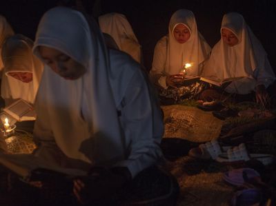 Khusyuk Mengaji di Malam Lailatul Qadar