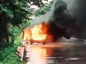Mobil Terbakar di Jalan Metro Tanjung Bunga Makassar Diduga gegara Korsleting Mobil Terbakar di Jalan Metro Tanjung Bunga Makassar Diduga gegara Korsleting