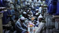 Momen Kebersamaan Pedagang India Bukber di Tengah Toko