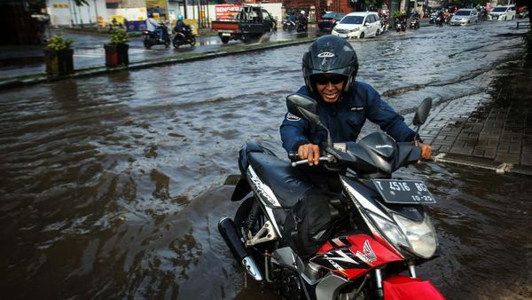 Motor Mogok Usai Terobos Banjir di Bekasi