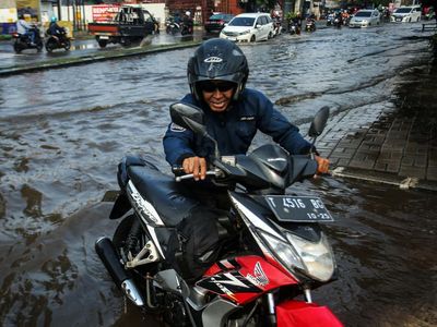 Motor Mogok Usai Terobos Banjir di Bekasi