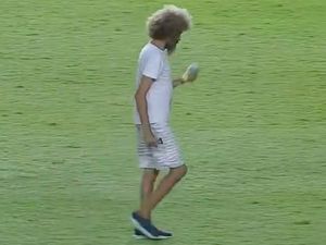 Aneh tapi Nyata! Suporter Menyusup ke Lapangan Bola Sambil Isap Ganja