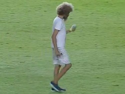 Heboh Suporter Menyusup ke Lapangan Bola Sambil Isap Ganja