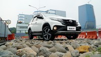 Diam-diam Menghanyutkan Toyota Rush