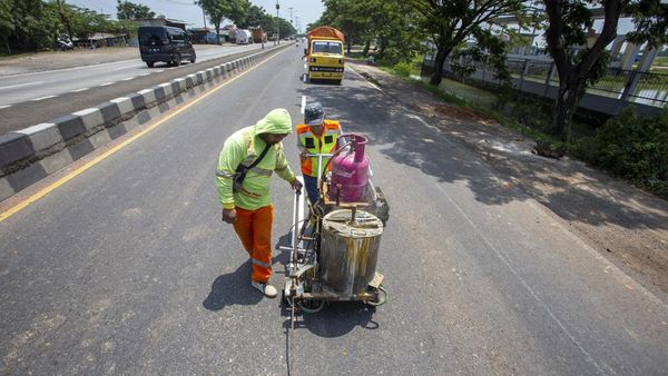 Pengecatan Marka Jalan Pantura untuk Mudik Aman