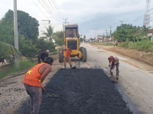 Pj Gubri Minta Jalan Berlubang Diperbaiki Jelang Arus Mudik, PUPR Tancap Gas Pj Gubri Minta Jalan Berlubang Diperbaiki Jelang Arus Mudik, PUPR Tancap Gas
