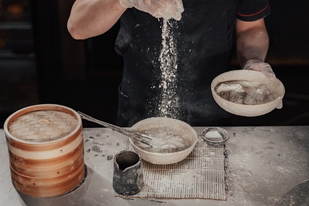Perbedaan baking soda dan baking powder pada pembuatan kue/Foto: Pexels/Mikhail Nilov Perbedaan baking soda dan baking powder pada pembuatan kue