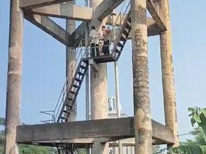 Heroik! Polisi Gagalkan Warga Hendak Lompat dari Tower 25 Meter di Bogor