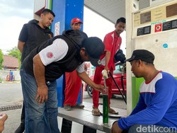 Cegah BBM Oplosan, Polisi Periksa Takaran hingga Bunker SPBU di Gresik