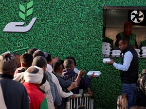 Ramai-ramai Antre di Dapur Keliling Bank Makanan Mesir Ramai-ramai Antre di Dapur Keliling Bank Makanan Mesir