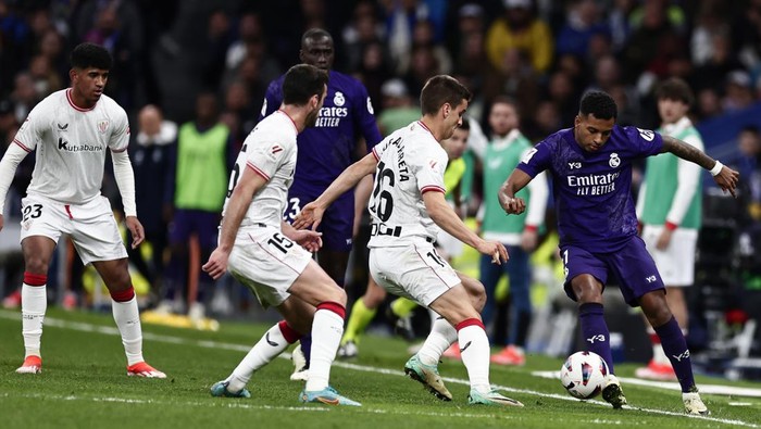 Real Madrids Rodrygo, right, controls the ball during a Spanish La Liga soccer match between Real Madrid and Athletic Bilbao at the Santiago Bernabeu stadium in Madrid, Spain, Sunday, March 31, 2024. (AP Photo/M. Gracia Jimenez)