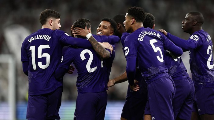 Real Madrids Rodrygo, 3rd left, celebrates after scoring the opening goal during a Spanish La Liga soccer match between Real Madrid and Athletic Bilbao at the Santiago Bernabeu stadium in Madrid, Spain, Sunday, March 31, 2024. (AP Photo/M. Gracia Jimenez)