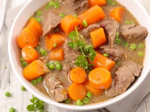 Resep Sup Daging Sengkel dan Wortel, Kuahnya Gurih Mantap Resep Sup Daging Sengkel dan Wortel, Kuahnya Gurih Mantap