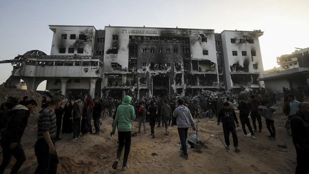 Palestinians inspect damages at Al Shifa Hospital after Israeli forces withdrew from the Hospital and the area around it following a two-week operation, amid the ongoing conflict between Israel and Hamas, in Gaza City April 1, 2024. REUTERS/Dawoud Abu Alkas