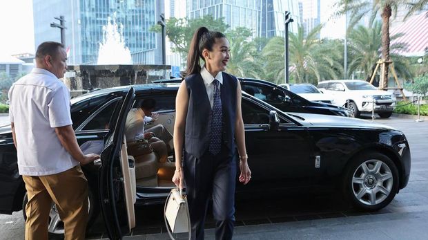 Momen Sandra Dewi mendapat hadiah Rolls Royce.