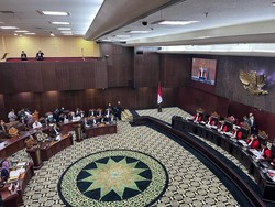 Otto Hasibuan Tanya Faisal Basri di MK: Apa Salah Pemerintah Salurkan Bansos?