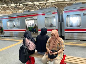 Penumpang Cerita Stasiun Manggarai Tak Pernah Sepi saat Masa Mudik Lebaran Penumpang Cerita Stasiun Manggarai Tak Pernah Sepi saat Masa Mudik Lebaran