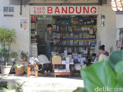 Bernostalgia dengan Buku Lawas di Toko Buku Bandung